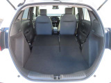 大きな荷物を積む際にはシートを倒して使うことも可能です。ゴルフバックも積み込み可能です!