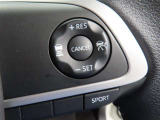 クルーズコントロールが付いています。一度速度を設定すると、アクセルを踏まなくても一定に速度を保ってくれる優れた装備です。高速道路を走行するのに便利です。