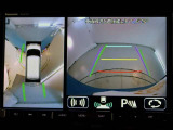 パノラミックビューモニター付きです。車両を上から見たような映像をモニター画面に表示。運転席からの目視では見にくい、車両周辺の状況をリアルタイムでしっかり確認できます。