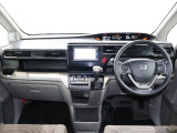 操作性に優れた運転席となります!小物入れや各ボタンの配置にこだわり、使いやすいです!座り心地もよく視認性も良好なのでロングドライブもお任せ下さい!
