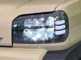 【LEDヘッドライト】悪天候や夜間走行時も良好な視界を確保し安心して運転できる高輝度LEDヘッドライトを装備!点灯速度が早く、消費電力も抑えられています。