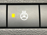 【ステアリングヒーター】冬場に冷たくなりやすい革巻きステアリングを、スイッチ一つで素早く適温に!エアコンよりも早く温まってくれるので、寒い日の運転も快適になりますね♪