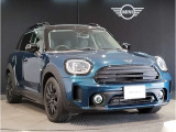 MINIのフロントグリルのデザインはイギリスで生まれた当初から、シルバーのサイドバーが折り重なった伝統的なデザインで御座います。その伝統はBMWのお車になってからでも少しずつ形を変えて守られております