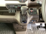 足元スッキリ、インパネシフトです。パーキングブレーキは電子制御パーキングブレーキタイプなので、運転席と助手席の間がスッキリしています。