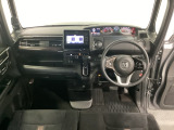 車内は光触媒抗菌消臭施工済です。スタイリッシュなデザインでスポーティなインパネ周りを演出します。グローブボックスやカップホルダーのほかにトレーなどたくさんの収納スペースが付いています。