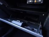 助手席前には車検証入れ等書類一式を収納できるグローブボックスがございます。
