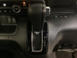 CVT車のセレクトレバーです。低速から高速まで、変速ショックのないスムーズな走りを実現するとともに、エンジン効率のよい領域を維持することで燃費にも貢献します。