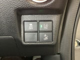 Hondaセンシング用の、VSA(ABS+TCS+横滑り抑制)解除と路外逸脱抑制機能のオンオフスイッチなどはハンドルの右側に装備しています。