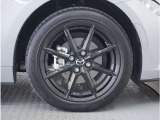 【純正アルミホイール】外観にマッチした純正アルミホイールを装着しております。スタッドレスタイヤも取扱いしております。是非ご相談ください。