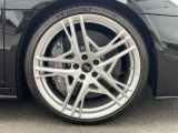 20インチ純正アルミホイール装備 全車両に標準装備の純正アルミホイールは、純正ならではのバランスの良いデザインと、走行安定性をお楽しみ頂けます。