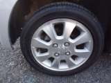 14インチホイールで、タイヤの山は、前輪が約 5 分山・後輪が約 5 分山になります。まだ、しばらくはこのタイヤで大丈夫です。