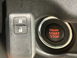 【キーレススタートシステム】カバンやポケットに入れたままでもドアの施錠・解錠が可能なスマートキーを装備。エンジンのオン・オフ時もカギを取り出す必要が無いからとっても便利です♪