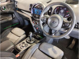 MINIの内装はとにかく『円』に拘ったデザインコンセプトが一目で伝わってきます。これほど円形に拘った車は他に御座いません。伝統のデザイン、トグルスイッチなど遊び心のある内装で御座います。