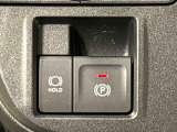 指先だけで簡単に操作が可能な電動パーキングブレーキを採用。「HOLD」スイッチを押すと、渋滞や信号待ちなどでブレーキペダルから足を離しても、ブレーキを保持するので安心です