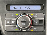 【オートエアコン】一度お好みの温度に設定すれば、車内の温度を検知し風量や温度を自動で調整。暑い&hellip;寒い&hellip;と何度もスイッチ操作をする必要はありません。快適な車内空間には必須の機能ですね♪