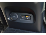 リアシートにも3段階の調節ができるシートヒーター、USB-Cポートも付いています