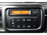 ★エアコンはオートタイプが装着済みです!オートモードにしておけば、車内温度を設定するだけで風の料や吹き出し口の切り替えを機械が行ってくれます!一年中快適な環境を作れますよ♪