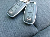 【 インテリジェントキー 】 キーを持っていればエンジン始動でき、ドアノブのボタンで車の鍵の開錠と施錠もできます。キーを取り出す手間がなくなります。