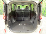 後席を格納すると、これだけの広さが!シーンに合わせたシートアレンジで、大きな荷物も積むことが出来ます♪