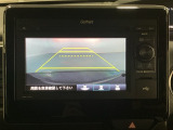 ギヤをR(バック)に入れるとディスプレイオーディオの画面に後ろの映像が映るリアカメラ付です。後退時、コンディションが悪い視界でもカラーバックモニターがドライバーをサポートします。
