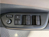 運転席からも操作可能な全席パワーウィンドウが装備されています。