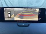 狭い場所での駐車やすれ違いなどでより的確な運転操作に役立つ360&deg;ビューモニターが装備されています。