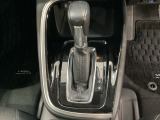 CVT車のセレクトレバーです。低速から高速まで、変速ショックのないスムーズな走りと、エンジン効率のよい領域を維持して燃費にも貢献します。サイドブレーキはスイッチ操作の電子制御パーキングブレーキです。