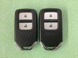 スマートキーを装備しています。鍵を差し込むことなくドアロックの開け閉めと、スタートボタン操作でのエンジンスタートができます。スペアキーも同じものを用意しております。