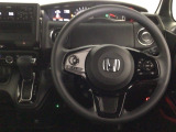 【ハンドル】運転にかかわる様々な操作を安全に行えるように視点移動が少なく操作性に配慮されたスイッチ類が凝縮されたコックピットです。