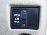 【片側電動スライドドア】ボタンを押すだけで片側のスライドドアの開閉が可能。もちろんキーからの操作も可能。お子様を抱いている時・両手いっぱいの荷物を持ってる時など非常に役立ちます。