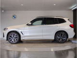 【拘りのFR】BMWが多く採用するFR車。ダイレクトでスポーティな加速感・シャープなハンドリングを実現。縦置きエンジンレイアウトにより、フラットで上質な乗り味です。