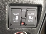 【両側パワースライドドア】両側がパワースライドドアになっており、運転席のスイッチやスマートキーでも開閉が可能です!開口部も広いので乗り降りも楽々♪