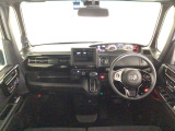 【前方視界】開放的な前方視界!運転がしやすく疲れにくいです♪窓が大きく、見通しがとっても良いおクルマですよ♪