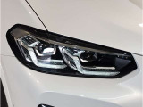 【LEDヘッドライト】先進のLEDテクノロジーを採用。放射される白色光の周波特性は太陽光に近く、バイキセノン・ヘッドライトを上回るコントラストで更に明るく輝きます!