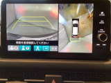 マルチビューカメラシステム搭載車です。お車の周囲を全方位でカバーします。後方・前方・両脇と、コンディションが悪い視界でもカラーモニターに映し出した映像がドライバーをサポートします。