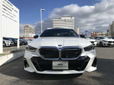 【キドニーグリル】BMWは約90年もの間、ほぼ全ての車両にひと目でBMWだと分かるこの特徴的なフロントグリルが備えられ、デザイン・アイコンとして親しまれてきました。