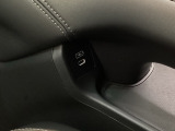 エレクトリックギアセレクターの下にスマートフォンなどが置けるトレーと、充電可能なUSB端子がついています。移動中に充電もできるので便利です。