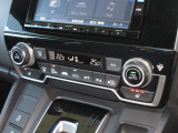エアコンはオートエアコンでお好みの温度調整が出来、オールシーズン快適にドライブできます!さらに、運転席&助手席シートヒーターが付いてます。3段階に温度設定が可能です。