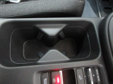 カップホルダーは手の届きやすい位置にあります。