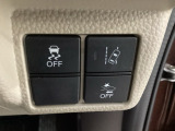Hondaセンシング用の、VSA(ABS+TCS+横滑り抑制)解除と路外逸脱抑制機能のオンオフスイッチなどはハンドルの右側に装備しています。