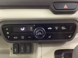 オートエアコンがついてますので、簡単操作で快適に過ごせます。リア熱線のスイッチの中にサイドミラーヒーターも入っています。パネル内のシートヒータースイッチは前席の左右別々に2段階で温度設定ができます。