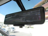 『スマートルームミラー』付き♪♪ 後席乗車の方の頭で後続車を確認できない時には後部カメラが撮影する画像をここに映して確認できます♪♪