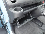 掘り込みしきインパネドリンクホルダーで ホールド感バッチリ!! 運転席側にも同じものがついてます
