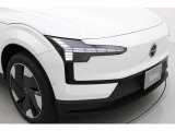 日中も点灯するデイタイムランニングライトは、遠くからも一目でボルボと判ります。ウインカーとして機能するときは、大きなオレンジの点滅となり安全に寄与します。
