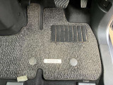 純正フロアマット付きです。運転席から助手席までつながっています。外して掃除ができるので、キレイを保てます。