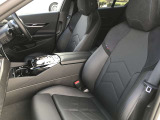 【助手席シート】運転席シート同様長時間乗車・スポーツドライビングでも疲れにくい形状にセッティングされたシートを装備しております。