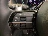 ステアリングスイッチはオーディオのボリュームなどの操作スイッチの他に、レフトセレクターホイールを装備。中央部を指先で上下に動かすことで、マルチインフォメーション・ディスプレーの各表示が確認できます。