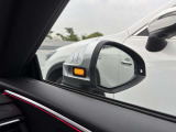 ●アウディサイドアシスト『後方の死角を並走する車両を検知しドアミラーの内側のLEDが点灯。ドライバーに注意を促し事故を未然に防ぐシステムです。』