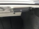 ☆BMWは大きな荷物を積む際、トランクから後席を倒していただくことが可能です。なのでわざわざ後席のドアを開けて後席を倒しに行く必要は御座いません☆
