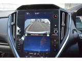車両後方の映像を車内のディスプレイに表示し、駐車時や後退時の障害物や歩行者の確認を補助します。 広角レンズを採用し、広い範囲を映し出すことができます。